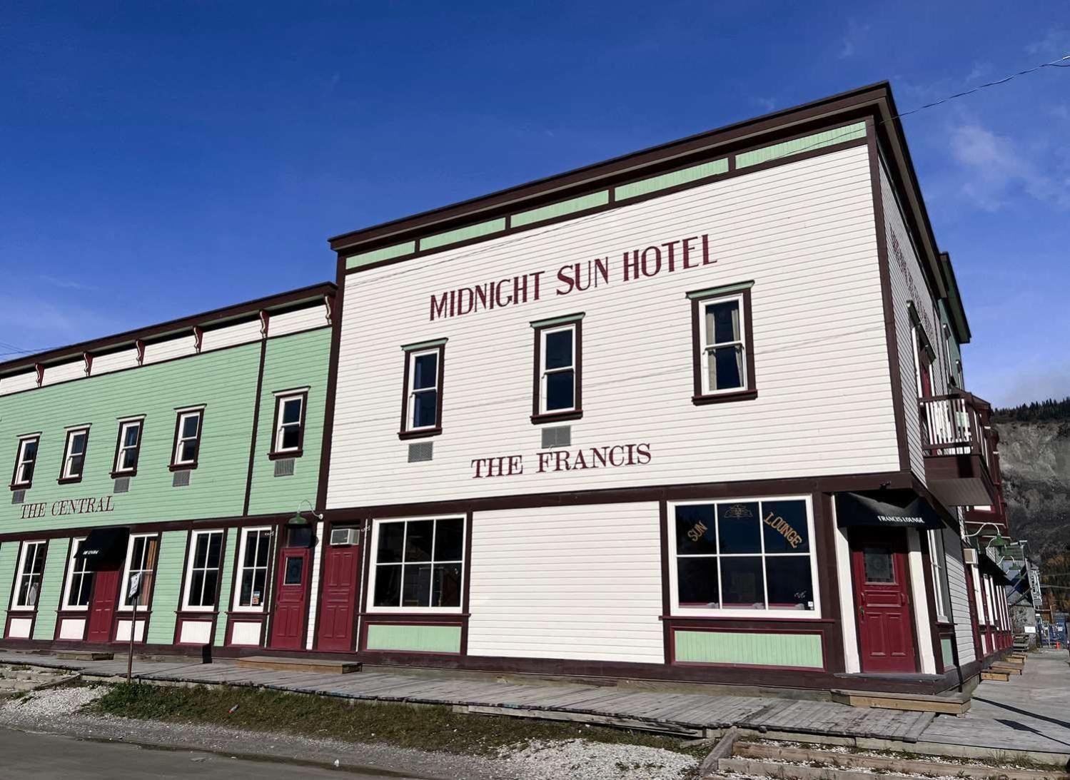 Midnight Sun, A Coast Hotel Dawson City Exterior foto
