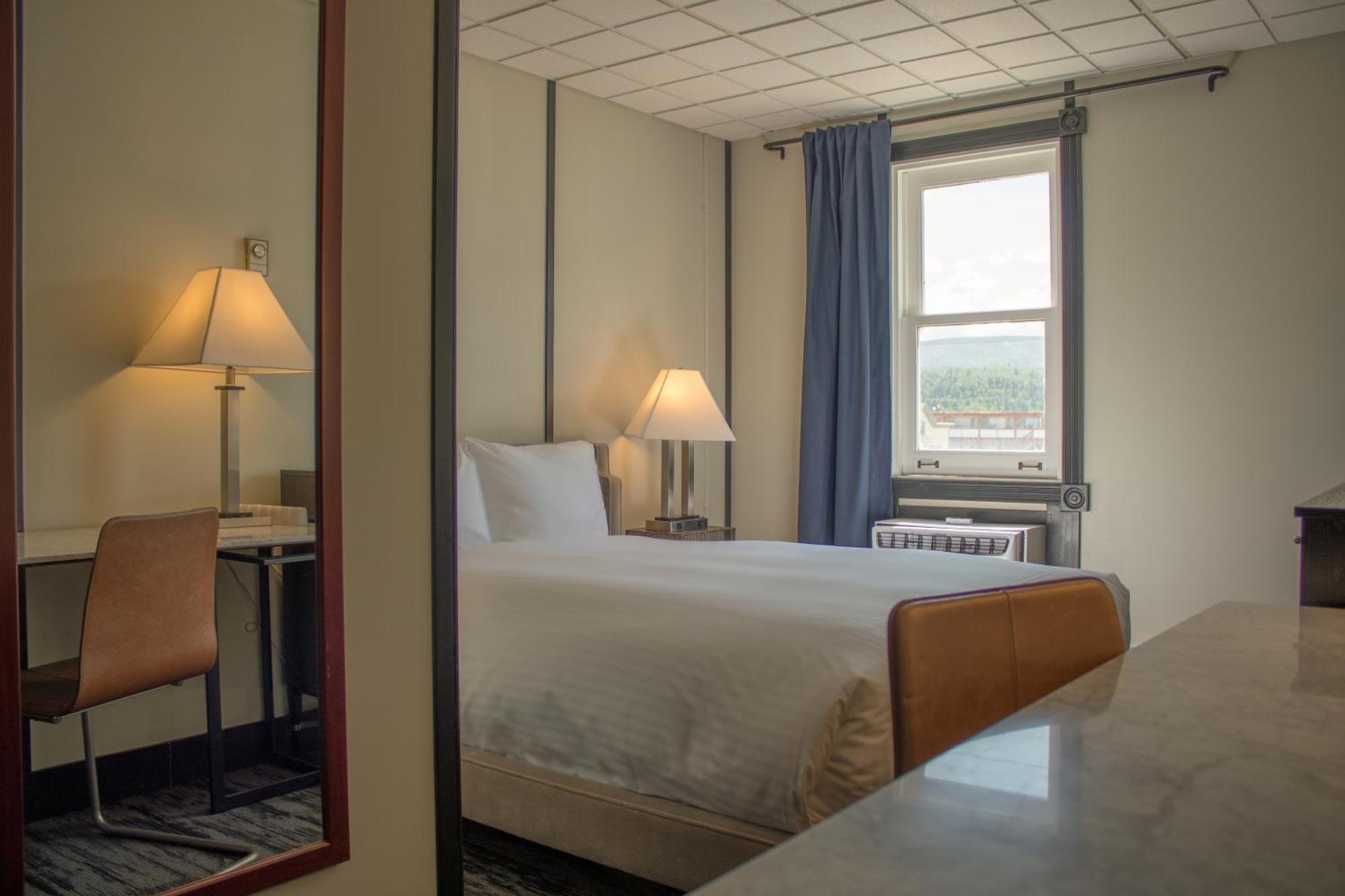 Midnight Sun, A Coast Hotel Dawson City Exterior foto